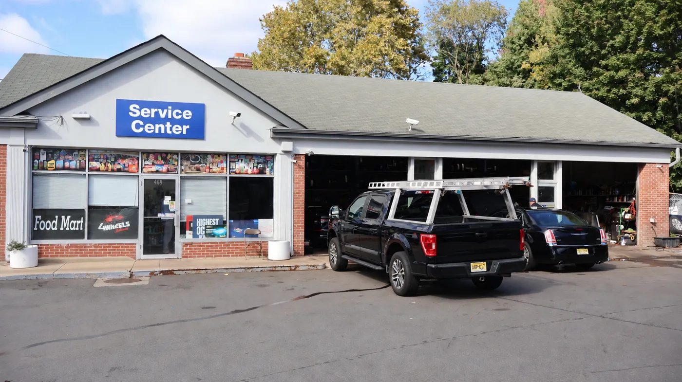 4 Wheels Auto Repair storefront at 469 River Dr